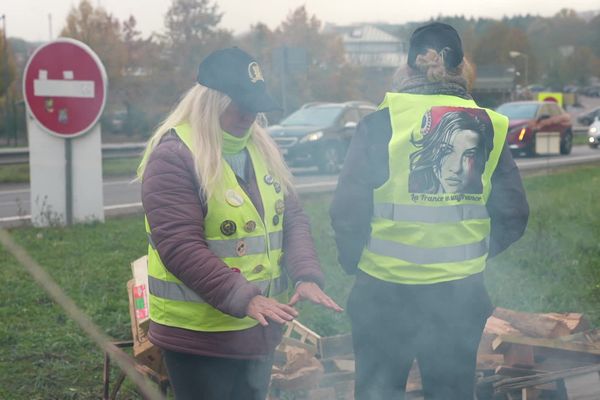 Les gilets jaunes fêtent les six ans du mouvement près de Nancy.