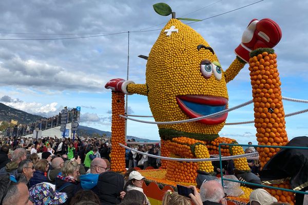 John Lemon est aussi boxeur pour cette 90e édition qui rend hommage au sport et à l'olympisme.