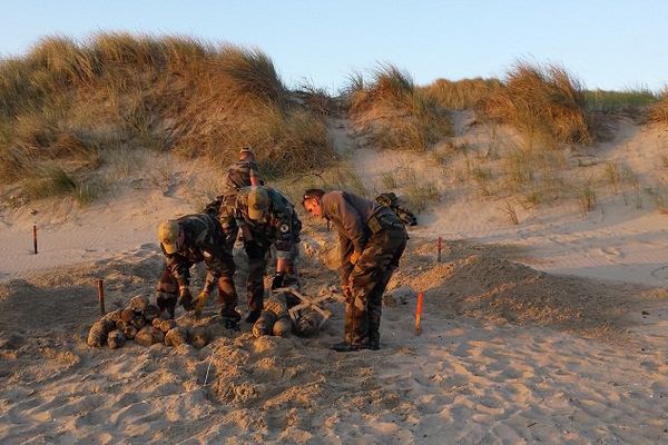 5h00 plage à Calais. Les démineurs interviennent sur les obus avant de s'occuper des bombes. 