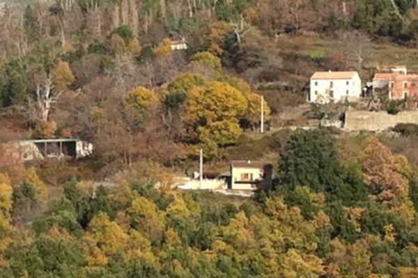 Yves Louys résidait depuis un an environ dans cette maison à Cambia. 