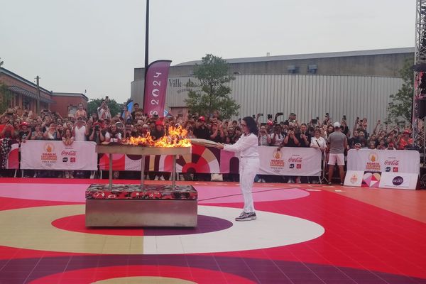 Anne-Sophie Pic allume le chaudron de la flamme olympique au Palais des congrès de Valence.