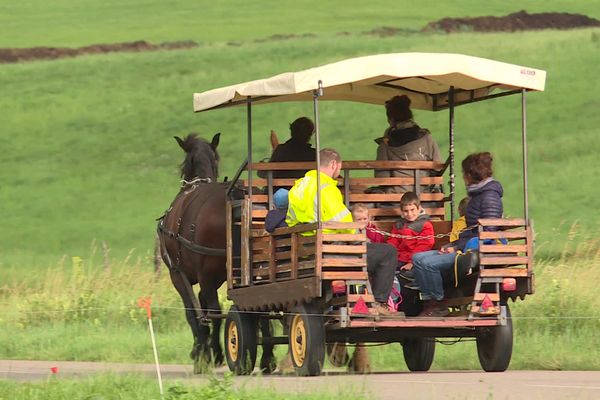 Les enfants de Menetrux-en-Joux sont allés à l'école en calèche mercredi 30 juin. 