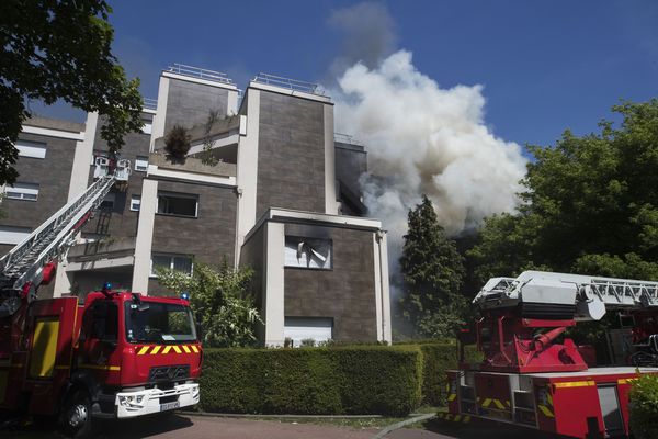 Quatre pompiers ont été blessés dans l'incendie d'appartements, à Fontenay-sous-Bois.