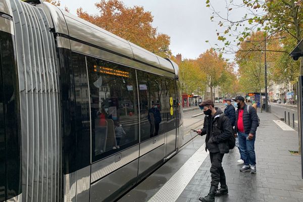 La circulation des tramways est perturbé à Tours (Indre-et-Loire).