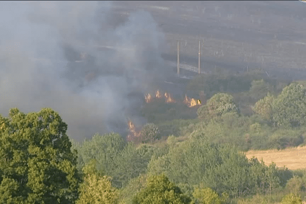 Une parcelle de forêt est toujours menacée par la propagation de l'incendie