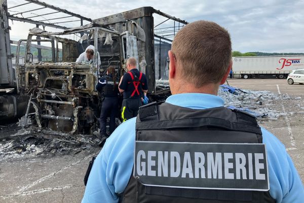 La gendarmerie du Doubs est en charge des constations autour de l'incendie de deux poids lourds qui a fait un mort ce dimanche 26 mai