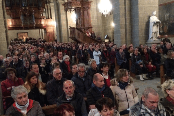 600 personnes étaient présentes dans la cathédrale du Puy-en-Velay pour rendre hommage à Johnny Hallyday