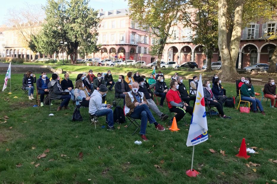 teachers’ strike, an outdoor class to demonstrate the difficulty of respecting distances