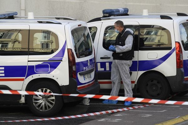 Cannes (Alpes-Maritimes) 8 novembre, 2021 : expertise du lieu où un policier au volant d'un véhicule a été poignardé tôt le 8 novembre devant le commissariat de Cannes par un homme indiquant agir "au nom du prophète".