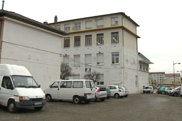 Saint-Fons : une ancienne école de la commune accueille depuis le 22 novembre une vingtaine d'enfants roms. Un bâtiment qui héberge aussi la police... 