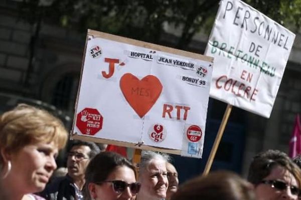 Des manifestants de l'Assistance publique-Hopitaux de Paris (AP HP) à Paris, le 21 mai 2015