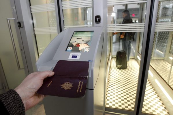 Le registre automatisé de l’UE pour les courts séjours des voyageurs non ressortissants de l’Union européenne, nommé Entry exit system (EES)  n’entrera pas en vigueur, comme prévu, le 10 novembre 2024. Au terminal ferry de Ouistreham, dans le Calvados, ce report est un soulagement.