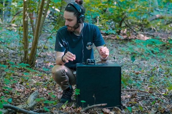 Charles Rose, alias @chasseurdesons, recueille grâce à son écoute, ses micros et ses sondes les murmures de la nature.