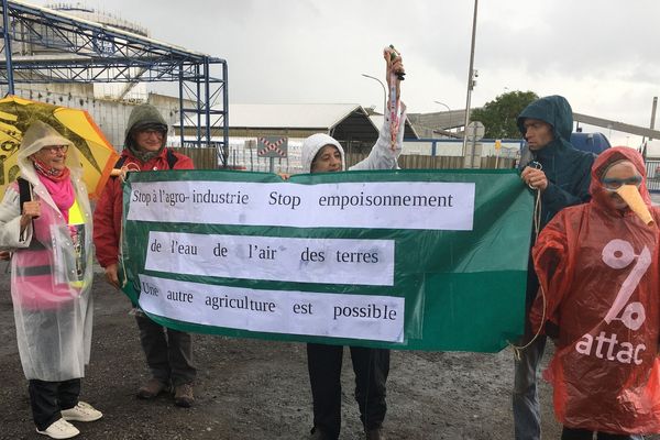 Journée d'action contre la réintoxication du monde, le prix Pinocchio a été symboliquement remis à l'agrochimiste Yara sur les quais de Montoir-de-Bretagne