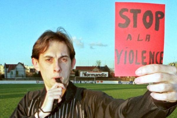 un arbitre de football de la ligue de Haute-Normandie, Frédéric Charrier donne, le 11 février 2011 sur la pelouse du stade de football Diochon de Rouen, un carton rouge à "la violence dans les stades"