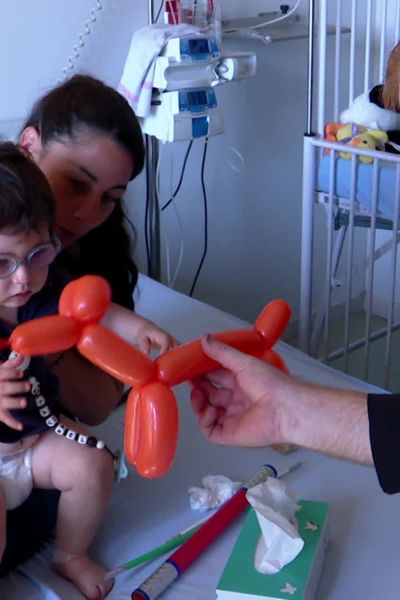 Des magiciens bénévoles viennent apporter un peu de rêve dans le quotidien des enfants hospitalisés au Centre hospitalier de Hyères, dans le Var.