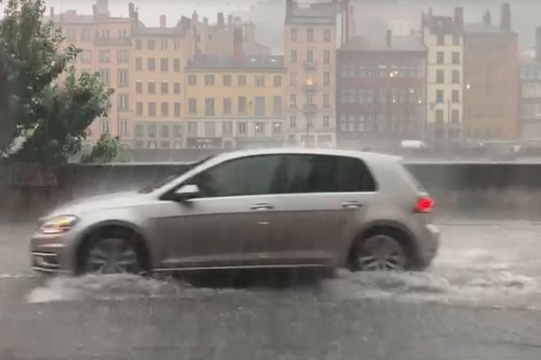 A Lyon dans le Rhône, un orage très intense a inondé la ville. 