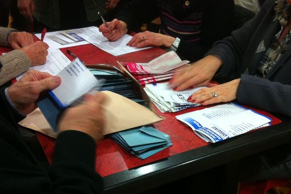 Dépouillement au second tour des élections régionales au bureau de vote de la Châtre dans l'Indre.
