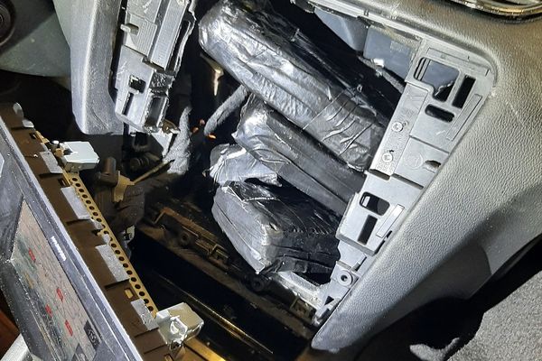 5 pains d'héroïne brune entourés de scotch étaient cachés dans l'emplacement de l'airbag côté passager pour un total de 2,732 kg de drogue