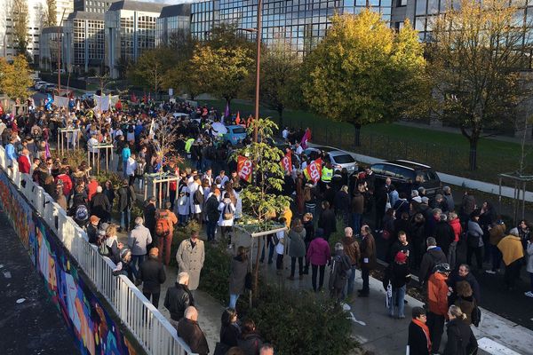 Les personnels de santé se sont rassemblés sous les fenêtres de l'Agence Régionale de Santé en fin de manifestation.