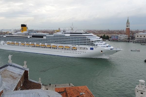 Le Costa Fascinosa l'un des derniers paquebots construit par le chantier italien Fincantieri parade à Venise le 6 mai 2012