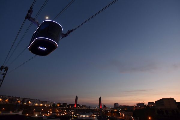 Le téléphérique de Brest, qui traverse la célèbre rade depuis 2016, fut une première en France en milieu urbain. 
