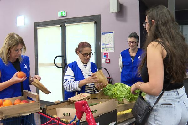 De la viande, du lait, des produits frais, viennent remplir le sac de courses des étudiants.