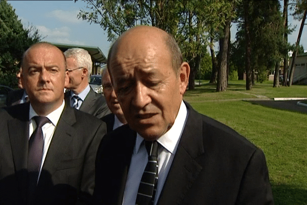 Jean-Yves le Drian au 11ème RIMA de Saint-Aubin-du-Cormier