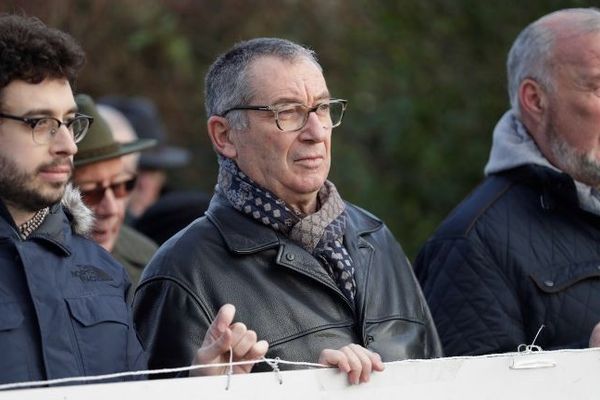 Eric Mouzin (au centre) lors d'une marche en mémoire d'Estelle Mouzin, le 13 janvier 2018 à Guermantes (Seine-et-Marne).