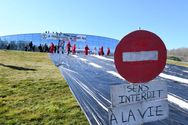 Le colectif Exctinction rébellion, lors d'une précédente action sur le site de Lavaur (Tarn), contre l'entreprise Pierre Fabre, en février 2023.