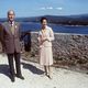 Le président de la République Valéry Giscard d'Estaing pose avec son épouse Anne-Aymone, le 6 mai 1979, lors de leur séjour au fort de Brégançon.