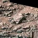 Le rover martien Curiosity de la NASA a fissuré une roche révélant quelque chose de jamais vu auparavant sur la planète rouge : des cristaux de soufre jaune.