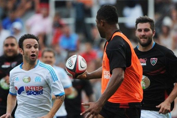 Les joueurs de l'OM Mathieu Valbuena et André-Pierre Gignac tentent d'intercepter le Toulonnais Delon Armitage