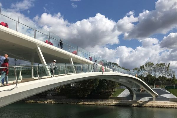 Constituée de 510 tonnes d’acier, longue de 145 mètres et construite en 450 jours de travaux d’après la mairie, la passerelle François-Coty relie l’île de Puteaux à la ville.