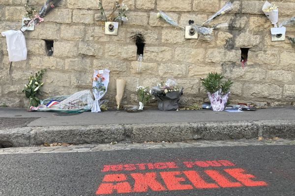 Sur les lieux du drame, des bouquets de fleurs témoignent de l'émotion suscitée après la mort de la jeune femme, dimanche 19 juillet.