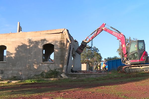 Entre les vignes et les oliviers du Lodévois, sur la commune du Bosc au nord de Montpellier,  une villa, construite il y a plus de 10 ans, sans permis a été démolie par les services de l'Etat après onze ans de procédure.