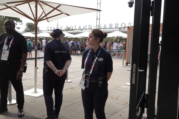 Des agents de sécurité privé devant le stade de Roland-Garros.