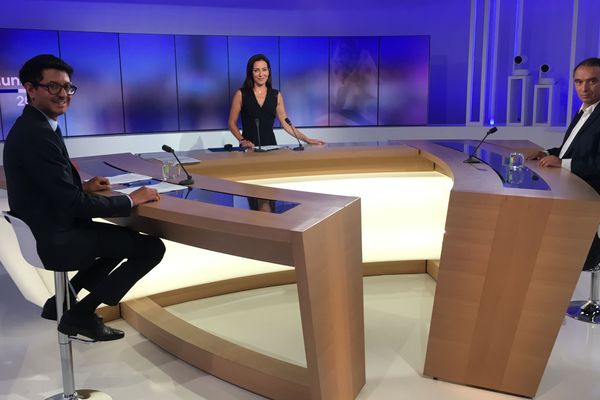 Sur le plateau de France 3. A gauche, Karim Amrouni. Au centre, Virna Sacchi. A droite, Guillaume Delbar.