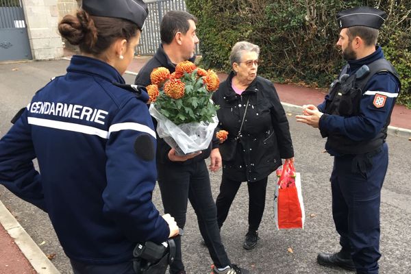 Des gendarmes en patrouille vendredi 1er novembre 2019 devant le cimetière d'Aixe-sur-Vienne (87)