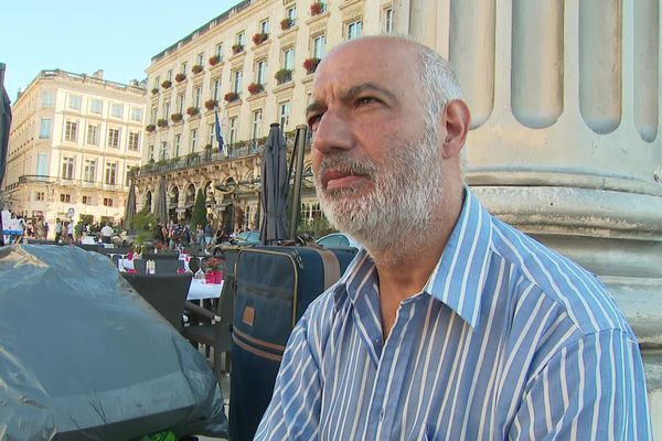 Manuel, sans domicile fixe à Bordeaux depuis six mois, doit parfois marcher jusqu'à deux kilomètres pour trouver un point d'eau potable. 