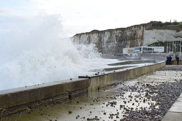 Vague de tempête à Saint-Valéry-en-Caux (Seine-Maritime).