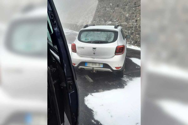 Une voiture a frôlé l'accident grave en glissant sur du verglas ce 17 novembre au pas de Peyrol (Cantal), dont les accès ont ensuite été fermés à la circulation. 