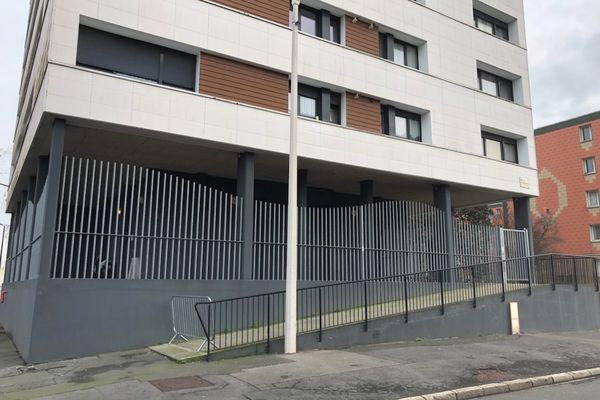 Une locataire avait prévenu les secours après l'apparition d'une fissure dans son appartement, de cet immeuble situé au 51 rue du Maréchal Lyautey, à Béthune.