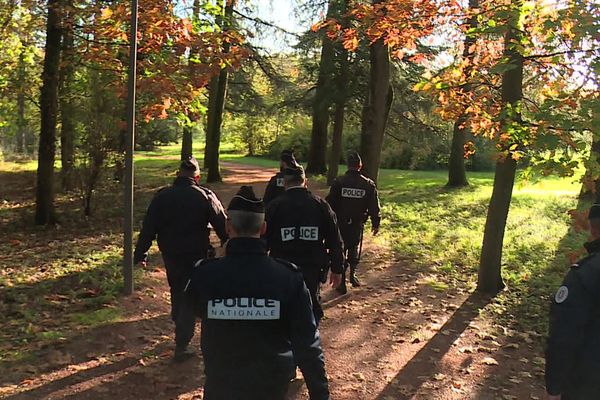 Des policiers en intervention au parc de la Verrerie au Creusot (Saône-et-Loire), le 31 octobre 2023.