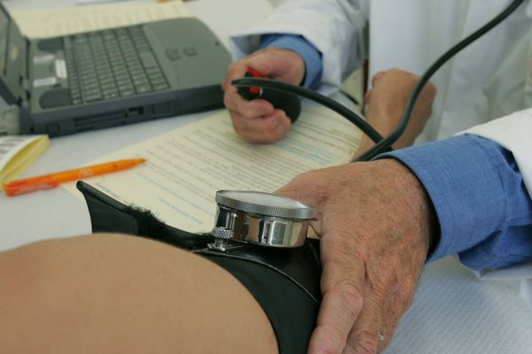 Prise de tension chez un médecin généraliste