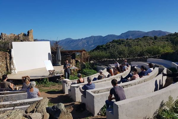 "Initiation à la permaculture : quels enjeux pour la Corse ?", une des formations dispensée dans l'amphithéâtre comestible de Providenza