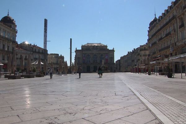 La place de la Comédie déserte et tous les commerces fermés ce dimanche pascal.