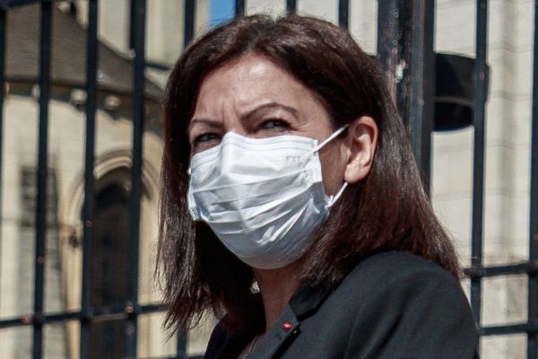 Anne Hidalgo portant un masque de protection le jeudi 9 avril, devant la basilique du Sacré Cœur de Montmartre (illustration).