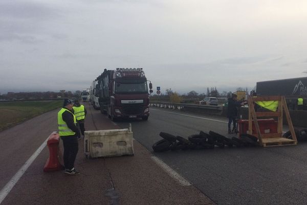 Le 30 novembre 2018, sur la route nationale 4 à l'entrée de Saint-Dizier en Haute-Marne, un des quatre barrages filtrants installé par les gilets jaunes autour de la cité bragarde.