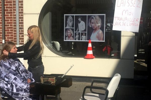 Laure Bazan a sorti une partie de son salon de coiffure sur la rue, pour prostester contre les nouvelles règles de stationnement.